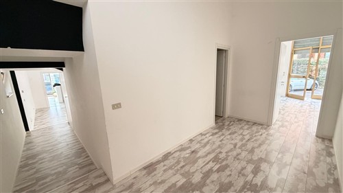 Locale Commerciale con Posto Auto Privato. Locato!